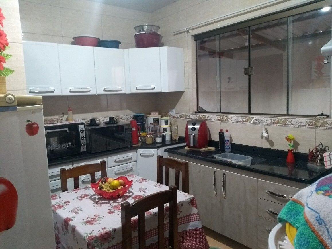 Cozinha doméstica acolhedora com utensílios tradicionais e ingredientes frescos organizados para preparo de receitas caseiras